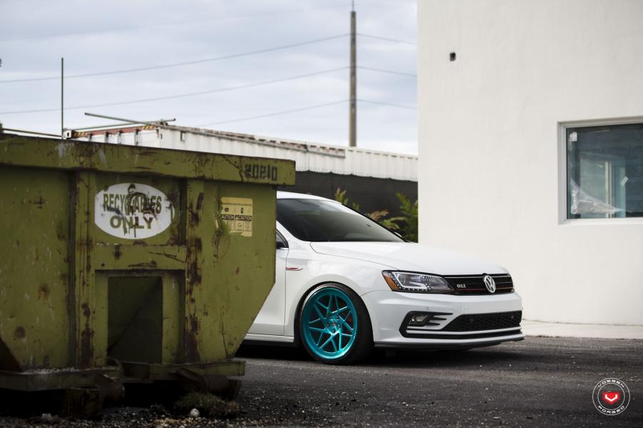 Детали экстерьера Volkswagen Jetta GLI on Vossen Wheels (LC-109T) 2018 года  (фото 6 из 23)